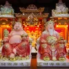 Tượng Thần Tài Thổ Địa Y Đỏ Ánh Hồng 