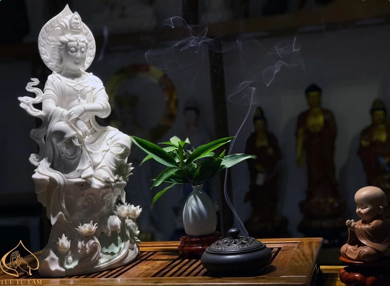 Tượng Quan Âm Sứ Tuyết
