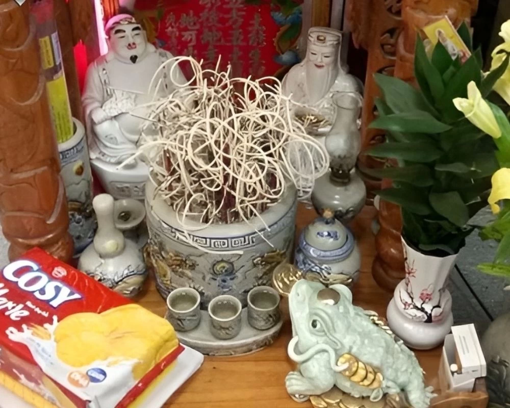 Tỳ hưu trắng trên bàn thờ ông Địa