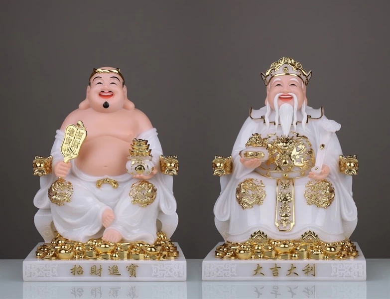 Tượng Thần Tài bên phải tượng Thổ Địa bên trái